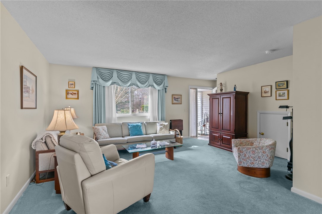 Warwick, Rhode Island 02886, United States, 2 Bedrooms Bedrooms, ,2 BathroomsBathrooms,Residential,Active,94503