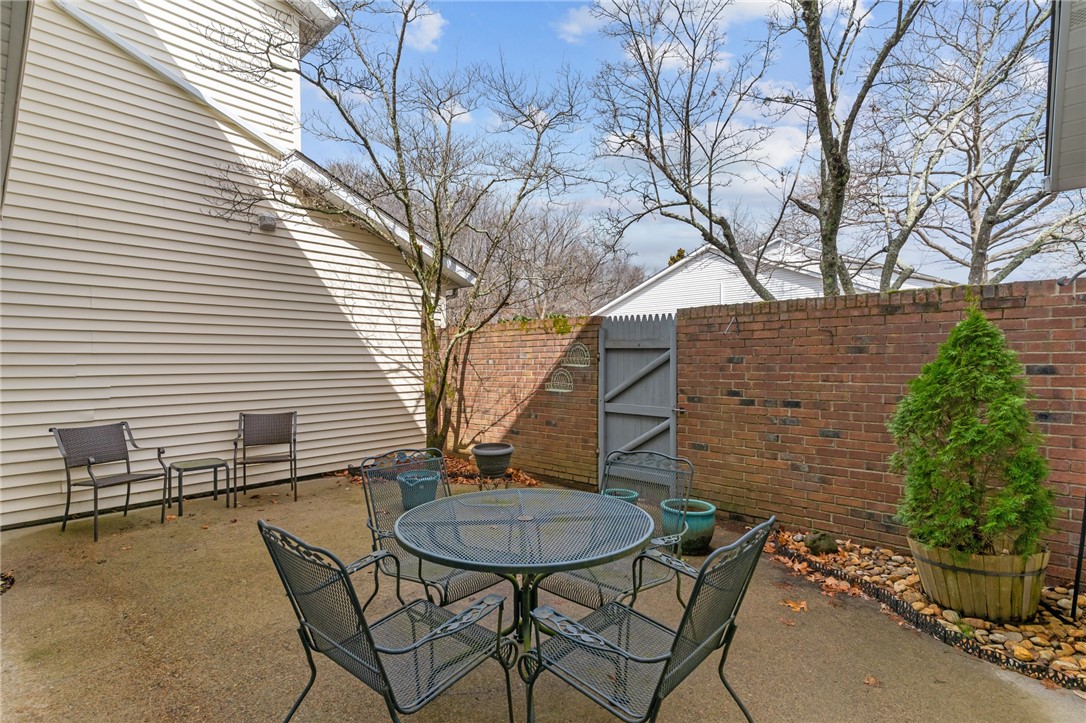 Warwick, Rhode Island 02886, United States, 2 Bedrooms Bedrooms, ,2 BathroomsBathrooms,Residential,Active,94503