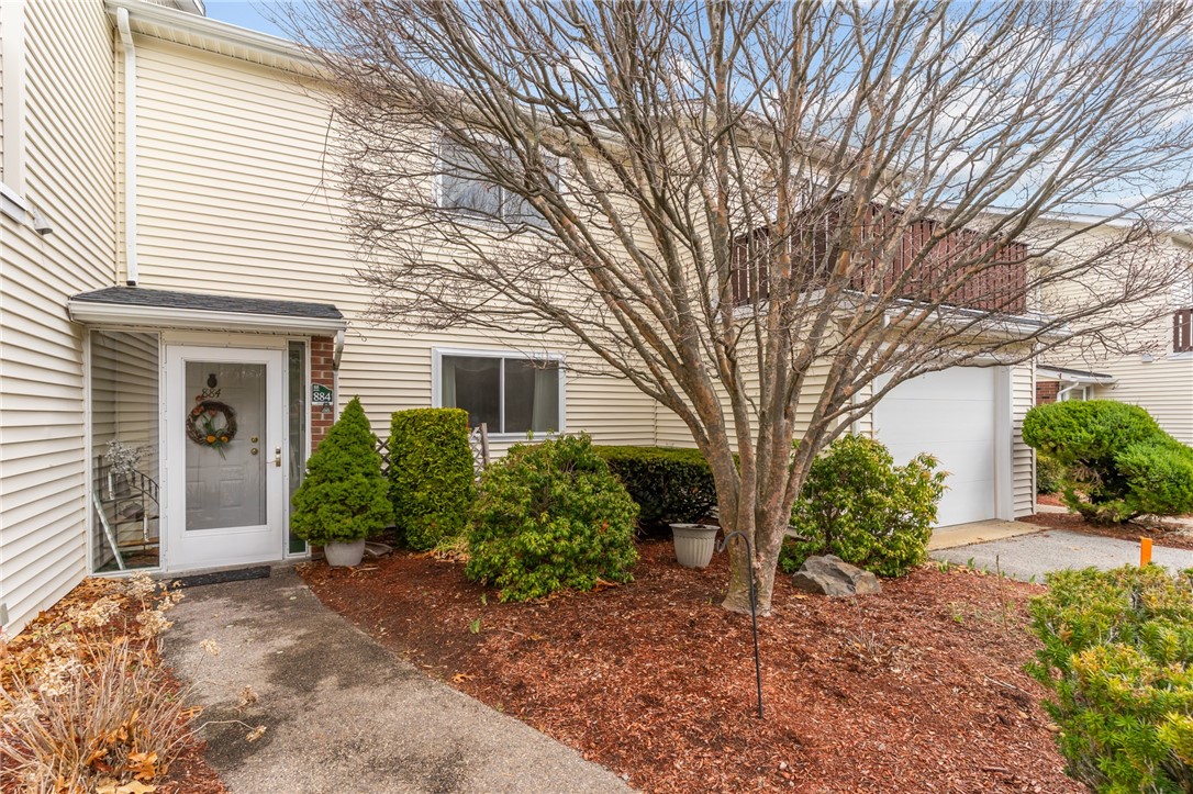 Warwick, Rhode Island 02886, United States, 2 Bedrooms Bedrooms, ,2 BathroomsBathrooms,Residential,Active,94503