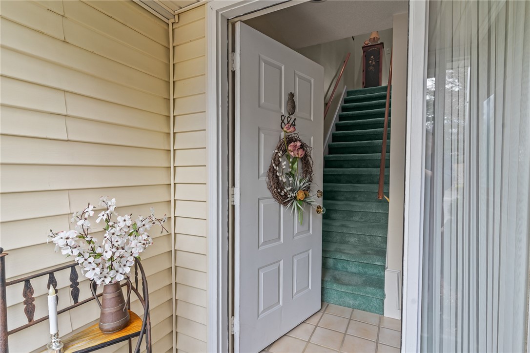 Warwick, Rhode Island 02886, United States, 2 Bedrooms Bedrooms, ,2 BathroomsBathrooms,Residential,Active,94503