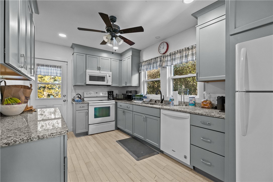 Middletown, Rhode Island 02842, United States, 3 Bedrooms Bedrooms, ,2 BathroomsBathrooms,Residential,Pending,16832