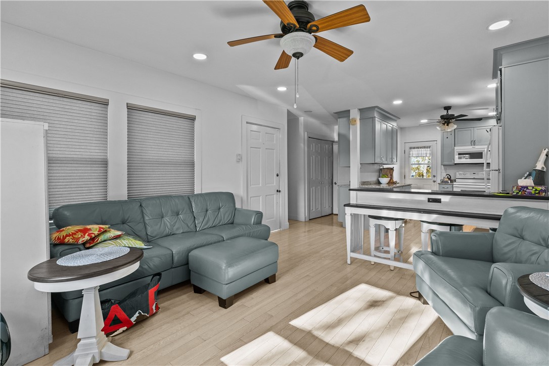 Middletown, Rhode Island 02842, United States, 3 Bedrooms Bedrooms, ,2 BathroomsBathrooms,Residential,Pending,16832