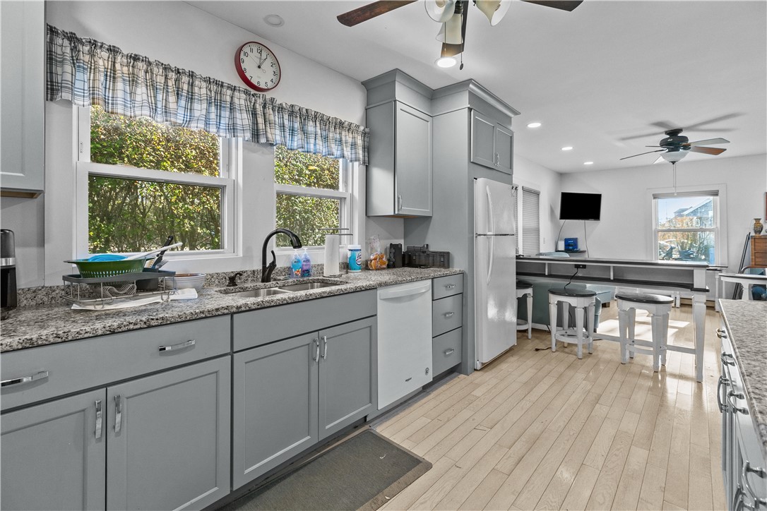 Middletown, Rhode Island 02842, United States, 3 Bedrooms Bedrooms, ,2 BathroomsBathrooms,Residential,Pending,16832