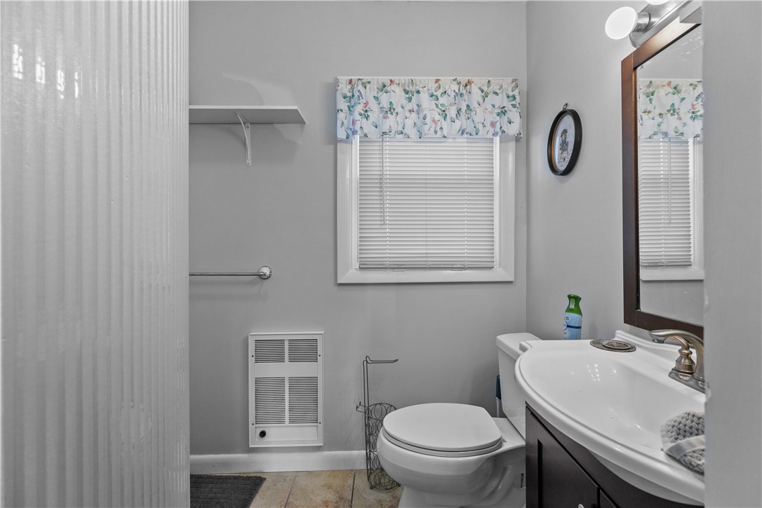 Middletown, Rhode Island 02842, United States, 3 Bedrooms Bedrooms, ,2 BathroomsBathrooms,Residential,Pending,16832