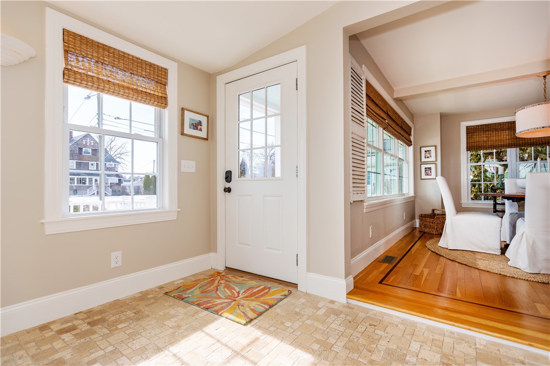 Warwick, Rhode Island 02889, United States, 3 Bedrooms Bedrooms, ,2 BathroomsBathrooms,Residential,Pending,83095