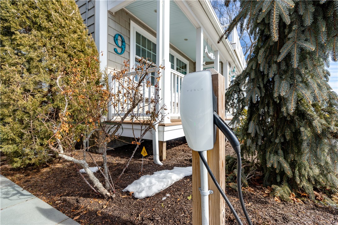 Warwick, Rhode Island 02889, United States, 3 Bedrooms Bedrooms, ,2 BathroomsBathrooms,Residential,Pending,83095