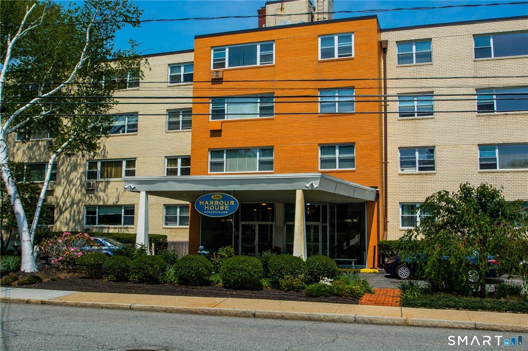 292 PEQUOT Avenue 4E