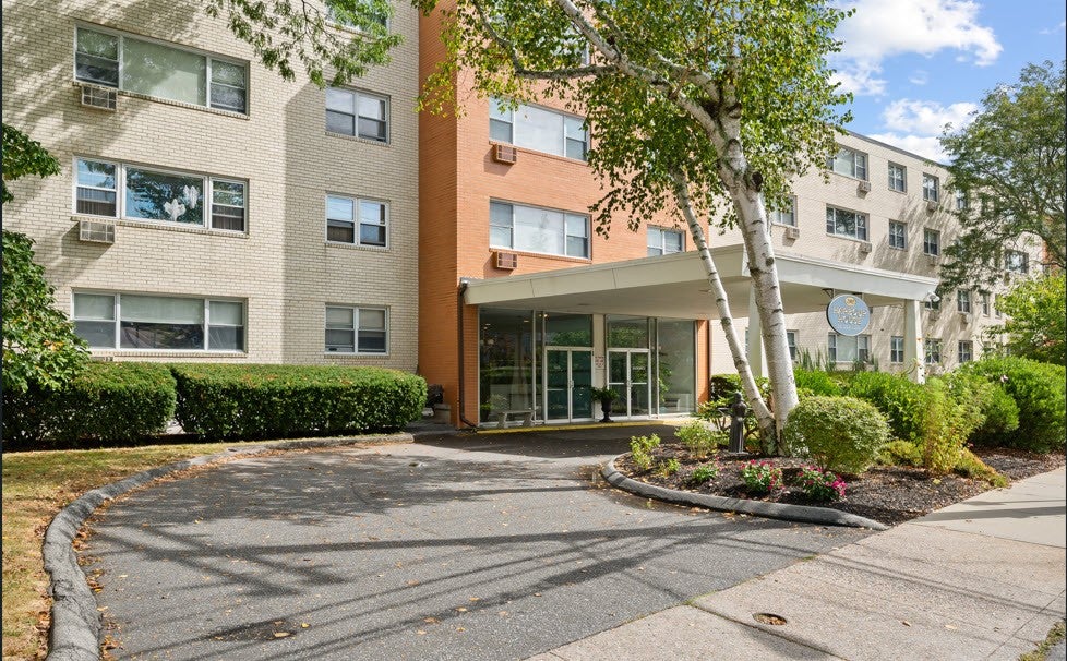 292 PEQUOT Avenue 4E