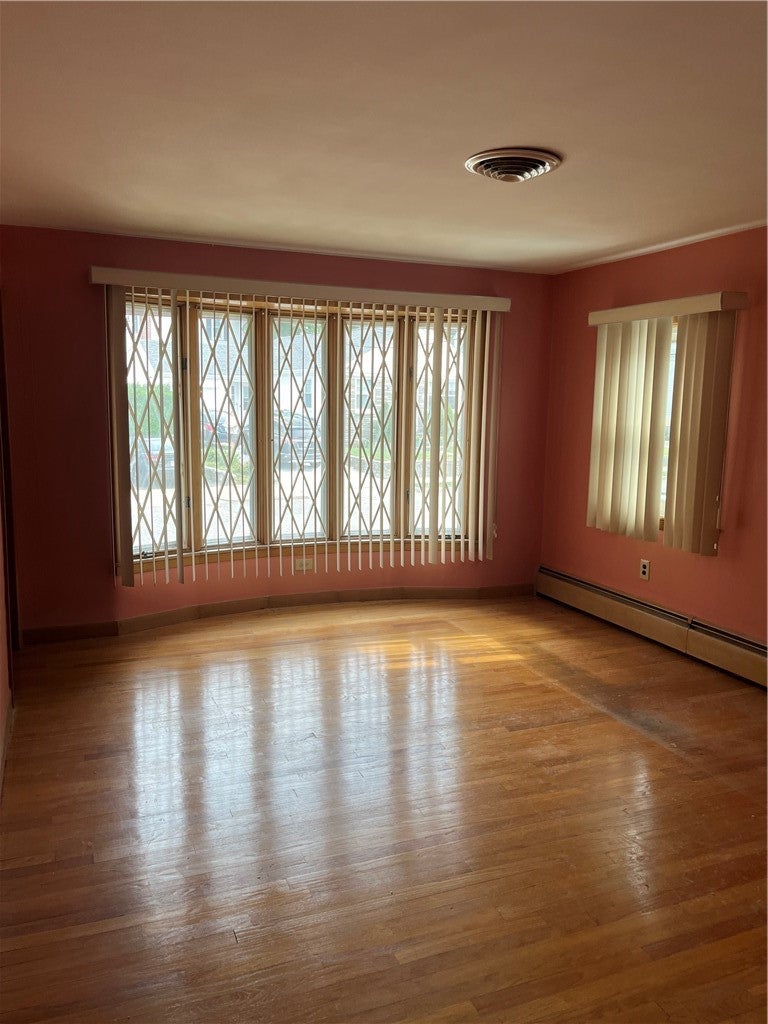 33 Bolton Ave Avenue