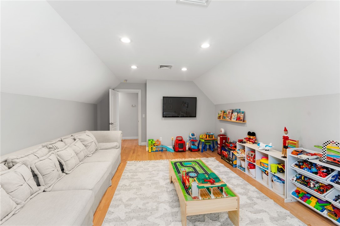 Scituate, Rhode Island 02831, United States, 3 Bedrooms Bedrooms, ,4 BathroomsBathrooms,Residential,Active,243344