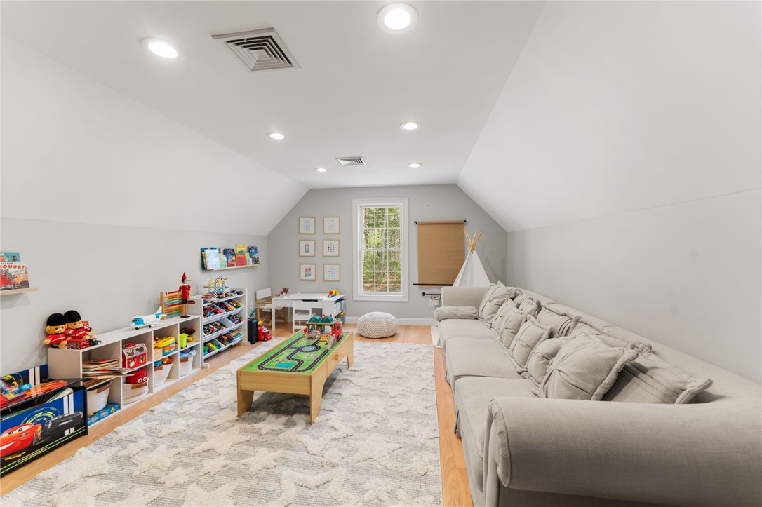 Scituate, Rhode Island 02831, United States, 3 Bedrooms Bedrooms, ,4 BathroomsBathrooms,Residential,Active,243344