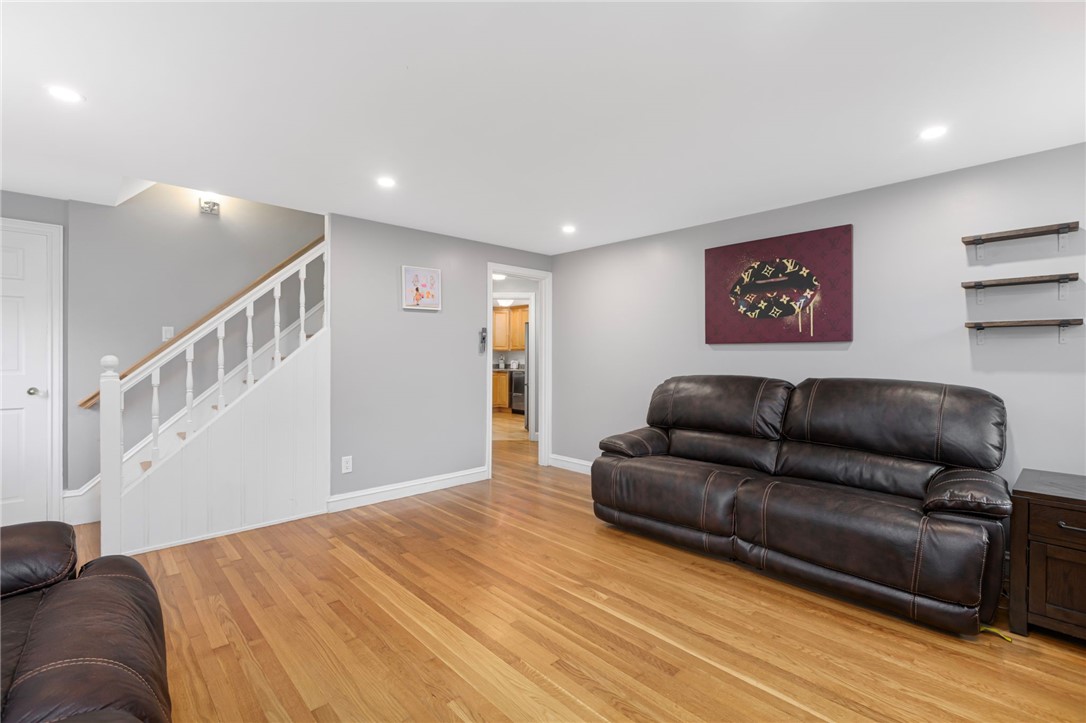 Cranston, Rhode Island 02920, United States, 3 Bedrooms Bedrooms, ,2 BathroomsBathrooms,Residential,Active,219266