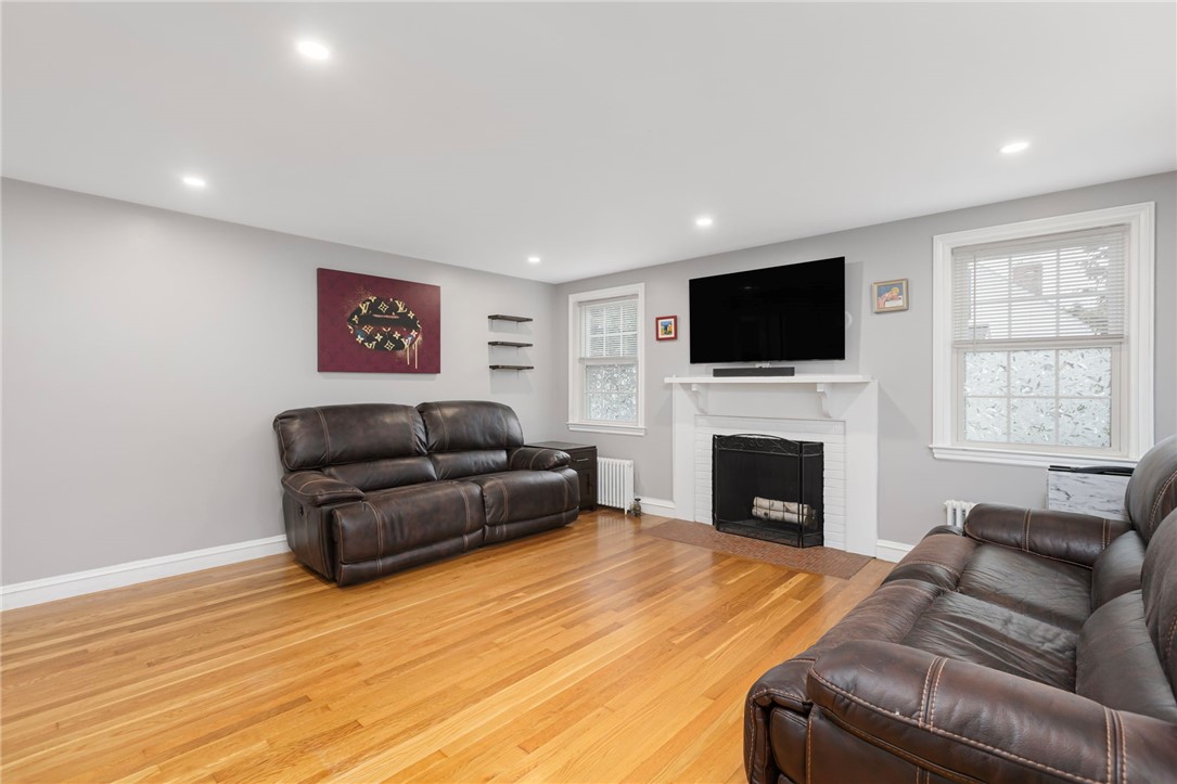 Cranston, Rhode Island 02920, United States, 3 Bedrooms Bedrooms, ,2 BathroomsBathrooms,Residential,Active,219266