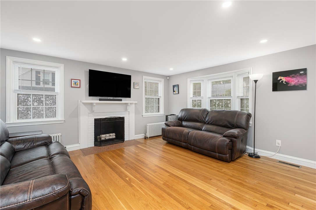 Cranston, Rhode Island 02920, United States, 3 Bedrooms Bedrooms, ,2 BathroomsBathrooms,Residential,Active,219266