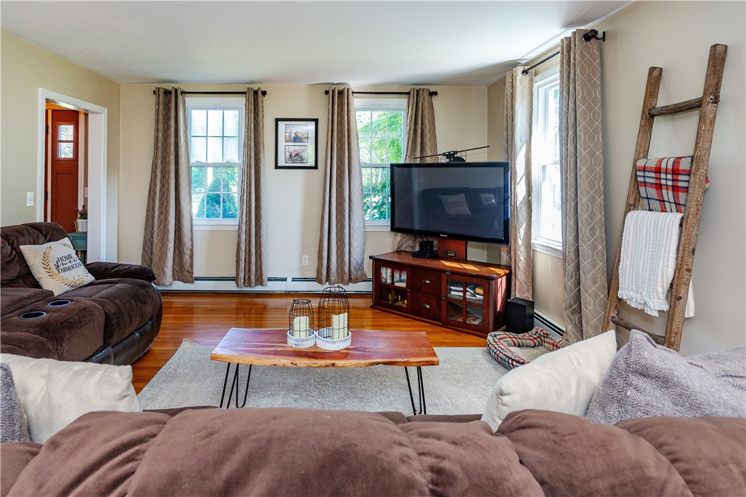 North Kingstown, Rhode Island 02852, United States, 4 Bedrooms Bedrooms, ,3 BathroomsBathrooms,Residential,Active,228195