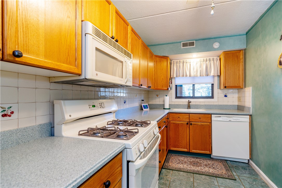 West Warwick, Rhode Island 02893, United States, 2 Bedrooms Bedrooms, ,2 BathroomsBathrooms,Residential,Active,257669