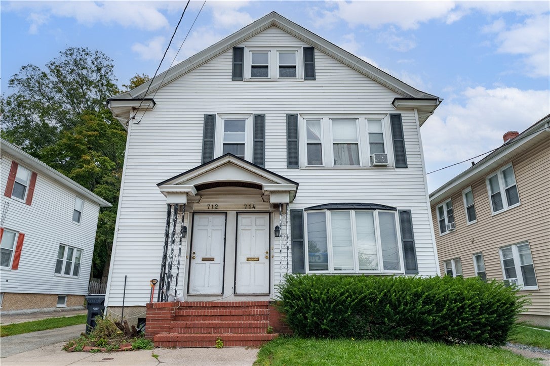 712 East Avenue 714