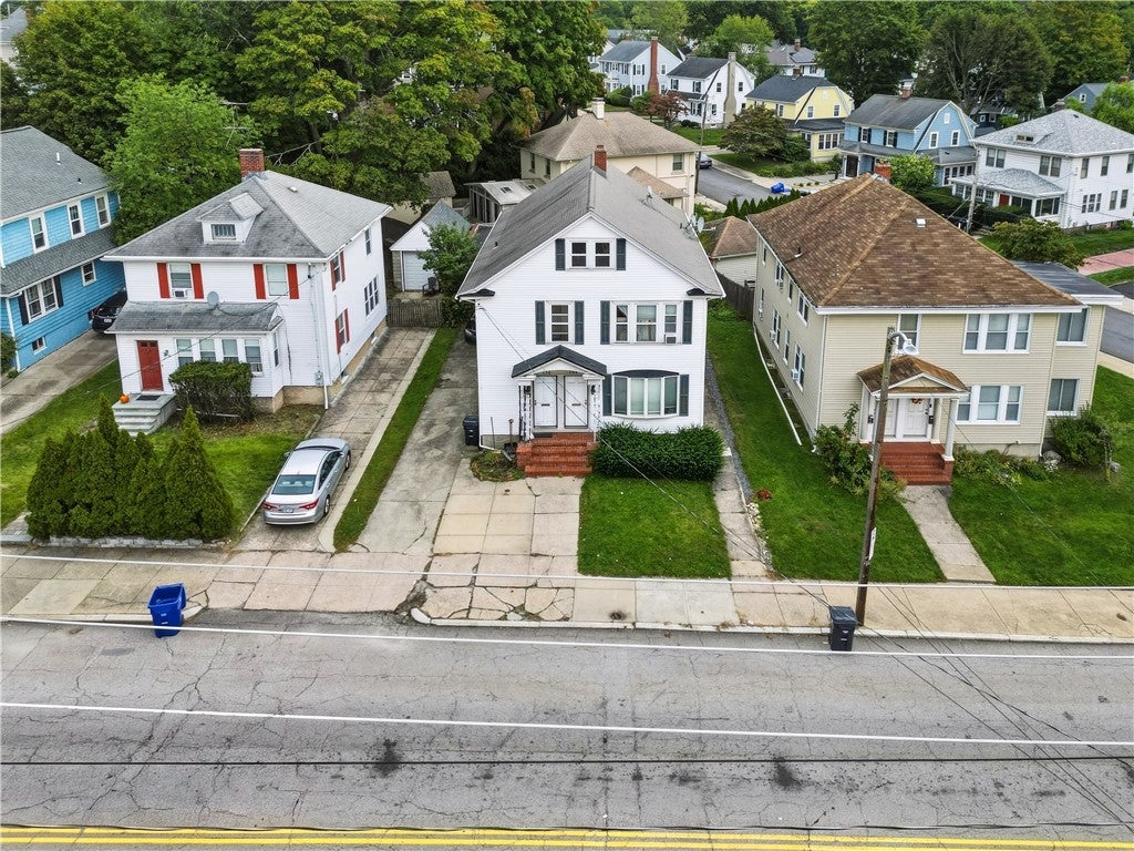 712 East Avenue 714