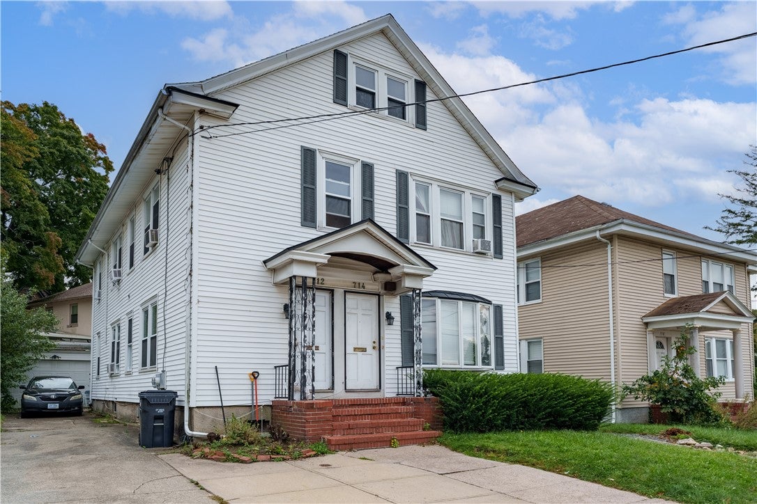 712 East Avenue 714