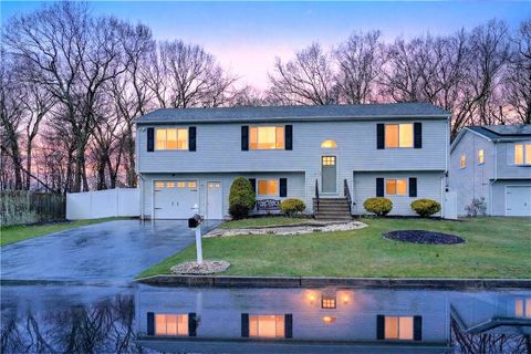 82 Mohawk Trail Cranston RI 02921