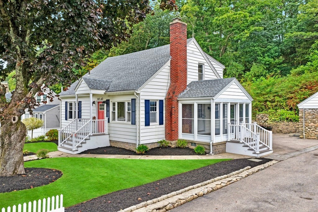 60 Narragansett Avenue