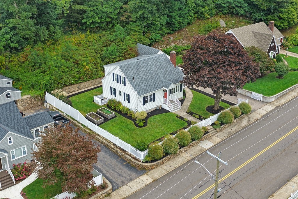 60 Narragansett Avenue