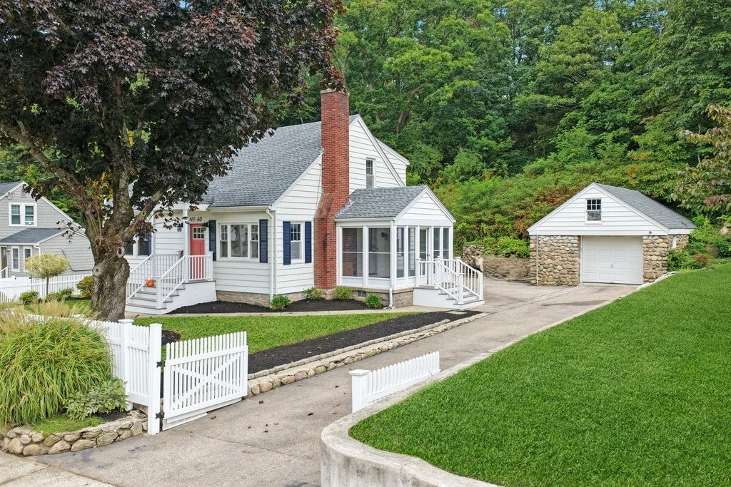 60 Narragansett Avenue