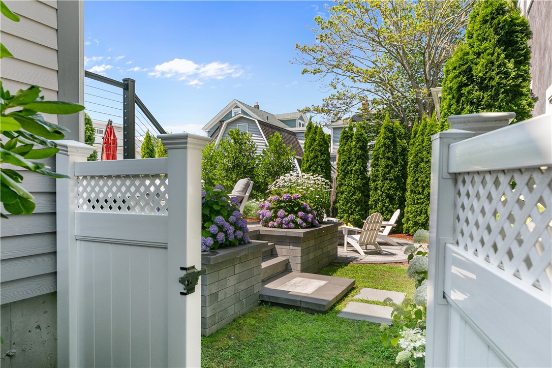 Newport, Rhode Island 02840, United States, 4 Bedrooms Bedrooms, ,2 BathroomsBathrooms,Residential,Active,206525