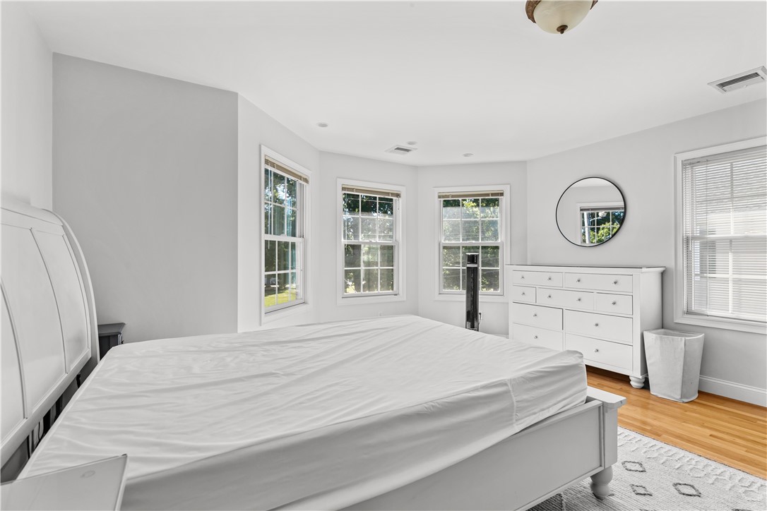 Newport, Rhode Island 02840, United States, 4 Bedrooms Bedrooms, ,2 BathroomsBathrooms,Residential,Active,206525