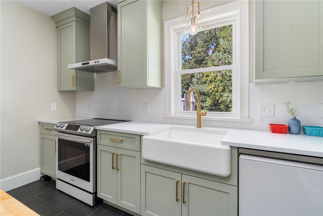 Cranston, Rhode Island 02905, United States, 4 Bedrooms Bedrooms, ,2 BathroomsBathrooms,Residential,Active,207361