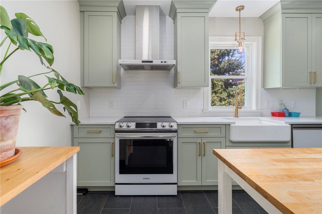 Cranston, Rhode Island 02905, United States, 4 Bedrooms Bedrooms, ,2 BathroomsBathrooms,Residential,Active,207361