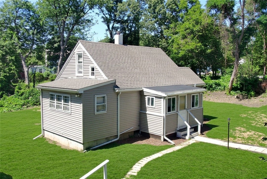 21 Narragansett Road