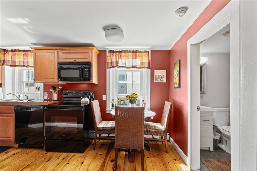 Newport, Rhode Island 02840, United States, 2 Bedrooms Bedrooms, ,2 BathroomsBathrooms,Residential,Active,86811