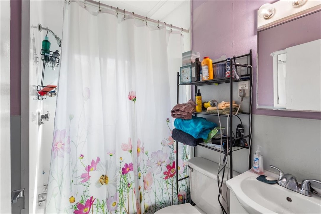 Warwick, Rhode Island 02886, United States, 6 Bedrooms Bedrooms, ,2 BathroomsBathrooms,Residential,Active,229064