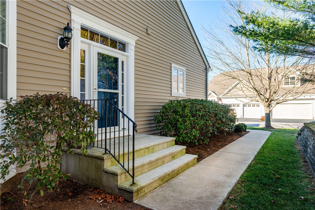 South Kingstown, Rhode Island 02879, United States, 2 Bedrooms Bedrooms, ,3 BathroomsBathrooms,Residential,Pending,249839