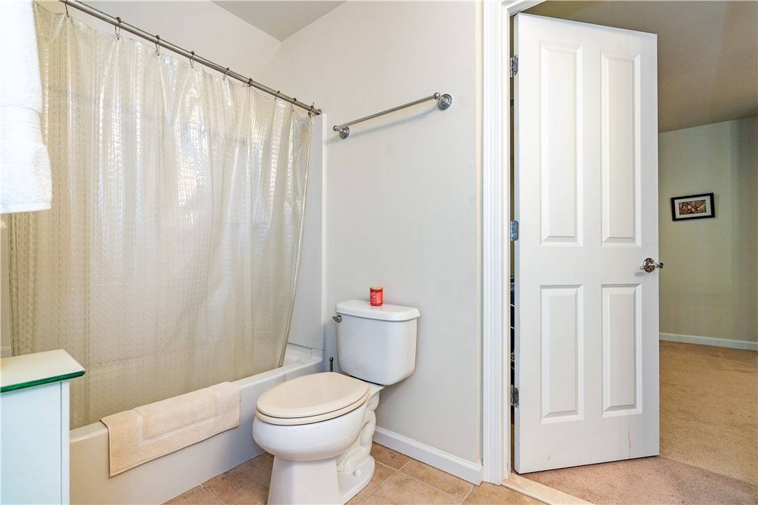 South Kingstown, Rhode Island 02879, United States, 2 Bedrooms Bedrooms, ,3 BathroomsBathrooms,Residential,Pending,249839