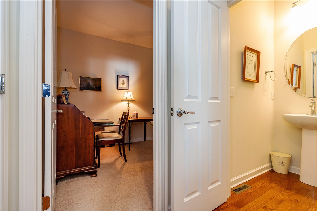 South Kingstown, Rhode Island 02879, United States, 2 Bedrooms Bedrooms, ,3 BathroomsBathrooms,Residential,Pending,249839