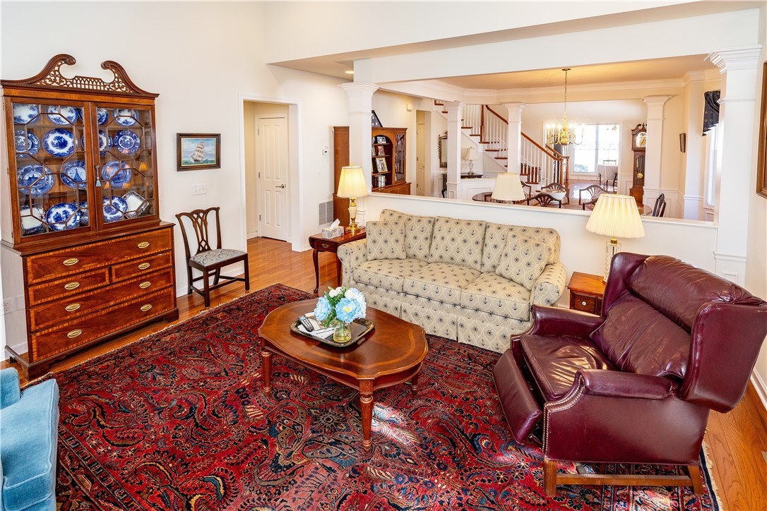 South Kingstown, Rhode Island 02879, United States, 2 Bedrooms Bedrooms, ,3 BathroomsBathrooms,Residential,Pending,249839