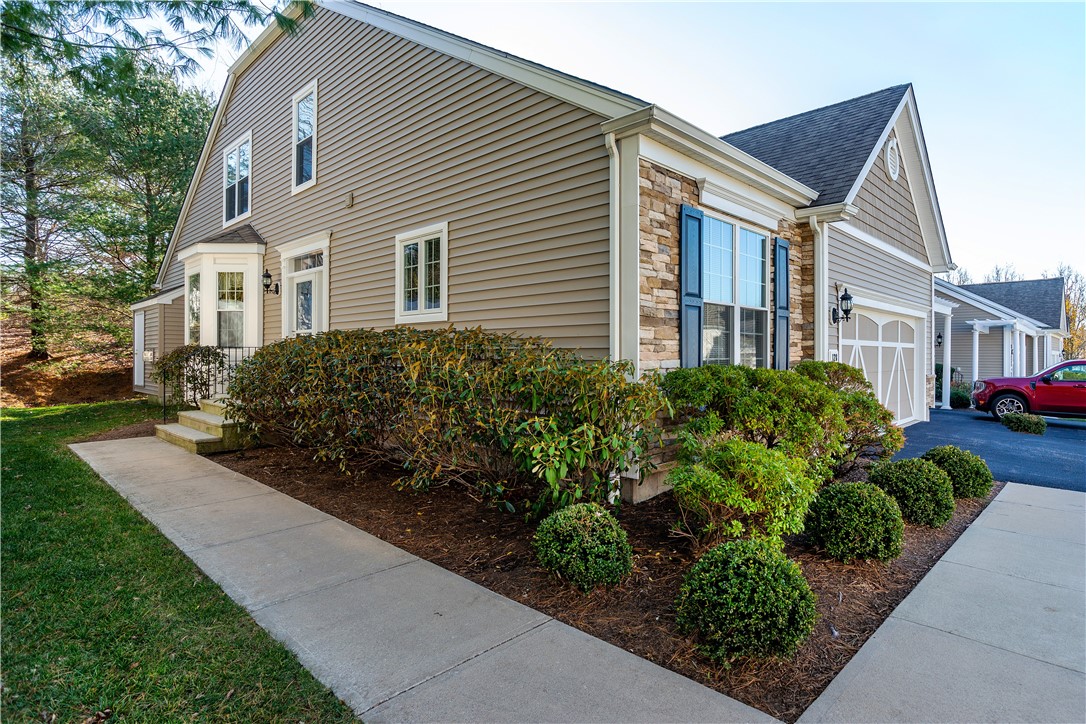 South Kingstown, Rhode Island 02879, United States, 2 Bedrooms Bedrooms, ,3 BathroomsBathrooms,Residential,Pending,249839