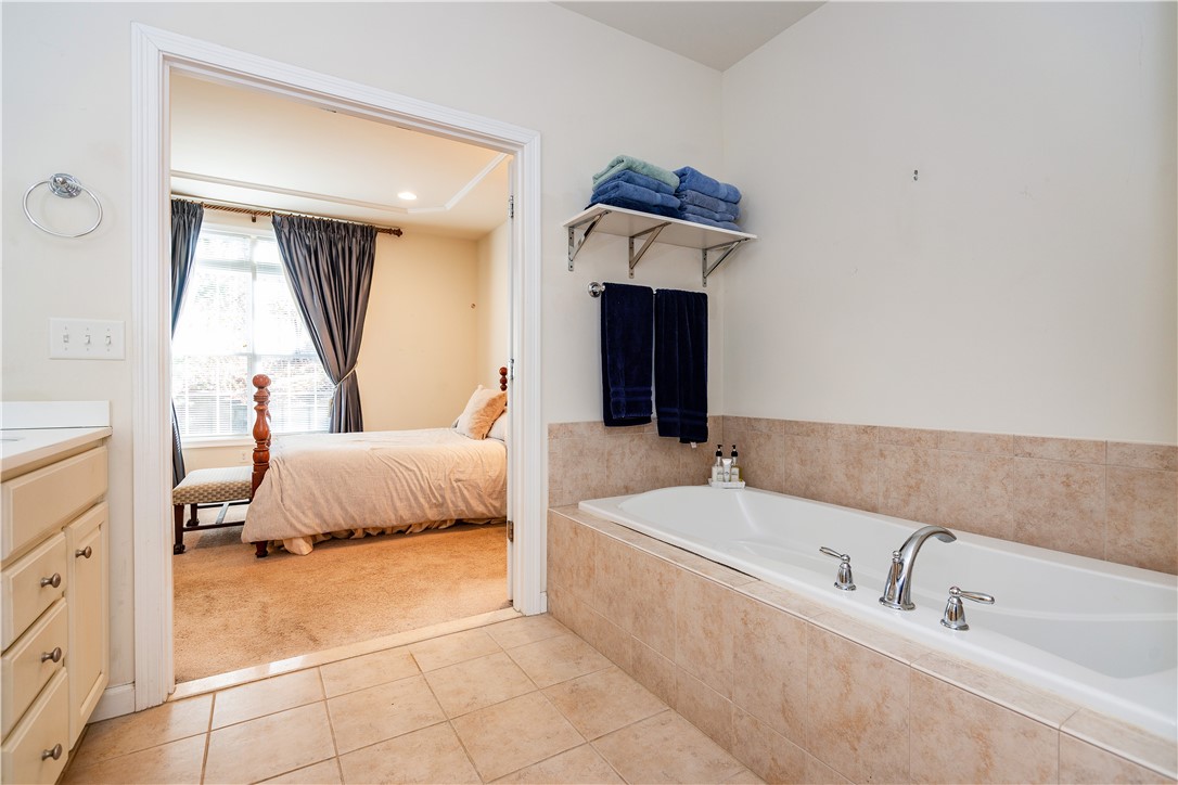 South Kingstown, Rhode Island 02879, United States, 2 Bedrooms Bedrooms, ,3 BathroomsBathrooms,Residential,Pending,249839