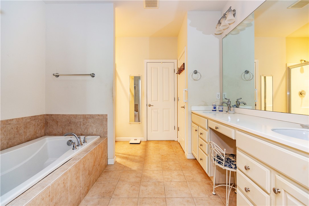 South Kingstown, Rhode Island 02879, United States, 2 Bedrooms Bedrooms, ,3 BathroomsBathrooms,Residential,Pending,249839