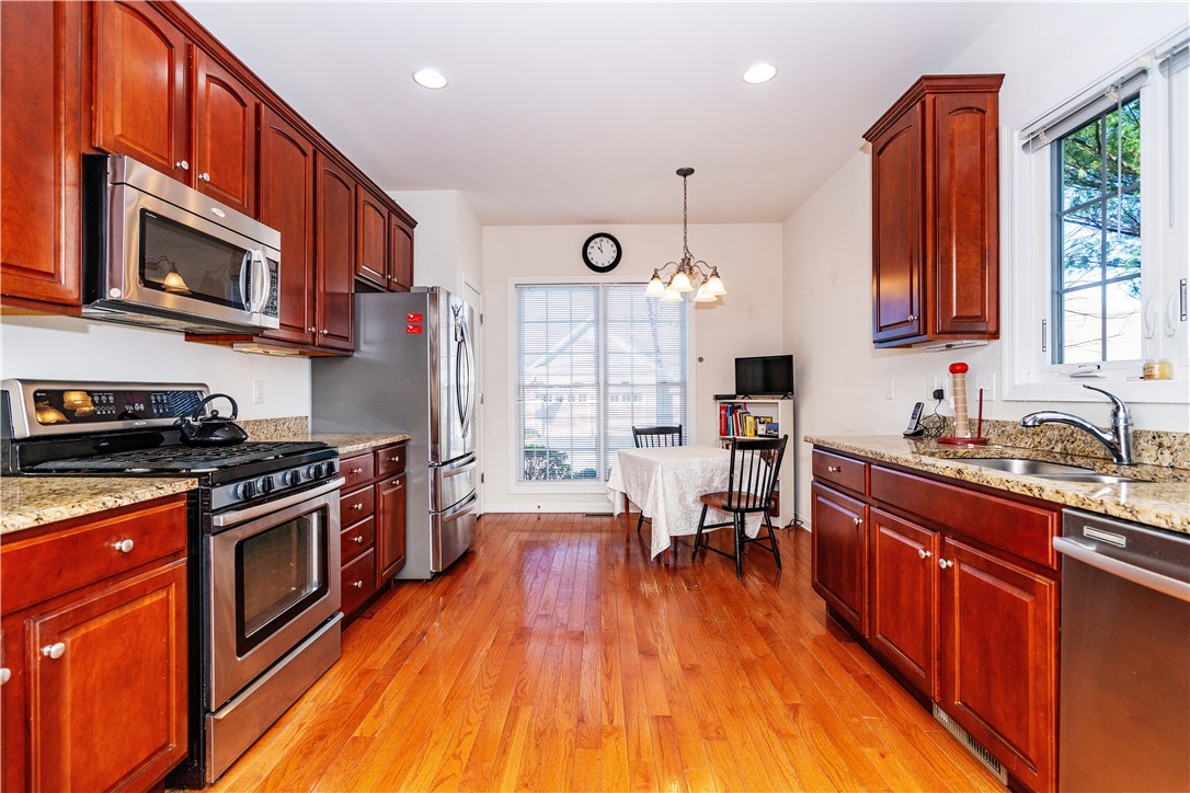 South Kingstown, Rhode Island 02879, United States, 2 Bedrooms Bedrooms, ,3 BathroomsBathrooms,Residential,Pending,249839