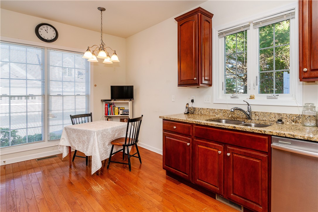 South Kingstown, Rhode Island 02879, United States, 2 Bedrooms Bedrooms, ,3 BathroomsBathrooms,Residential,Pending,249839