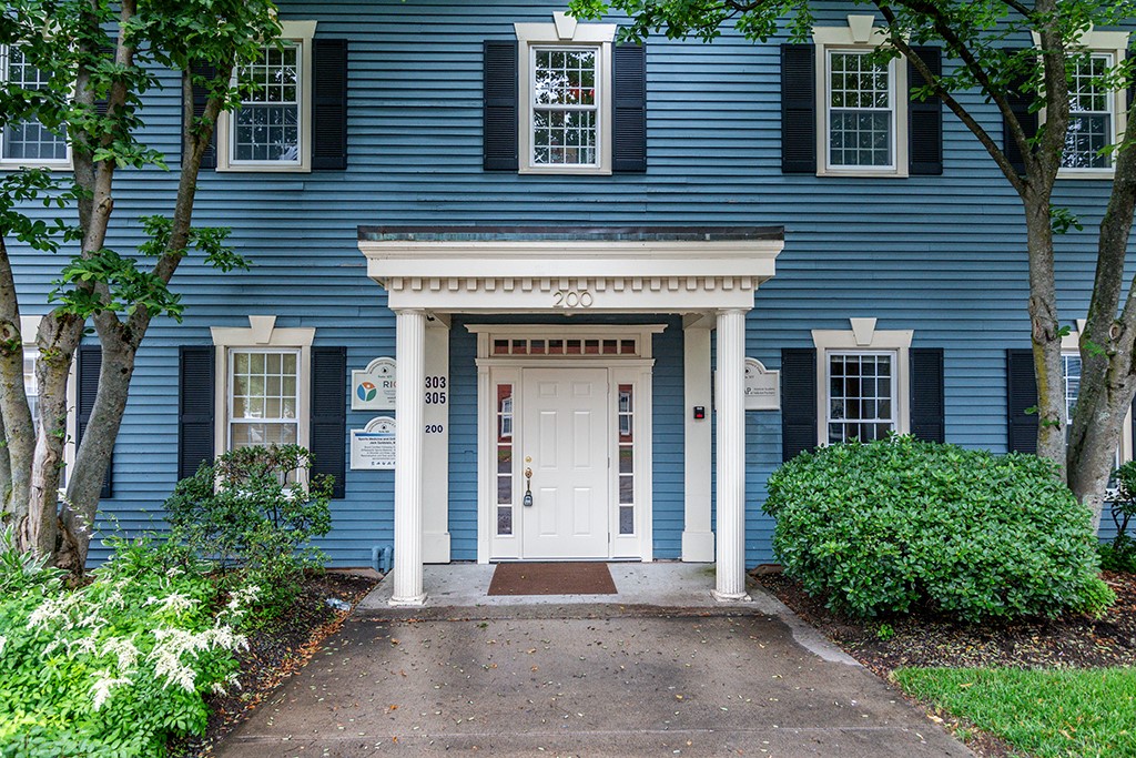 400 Massasoit Avenue 301&302