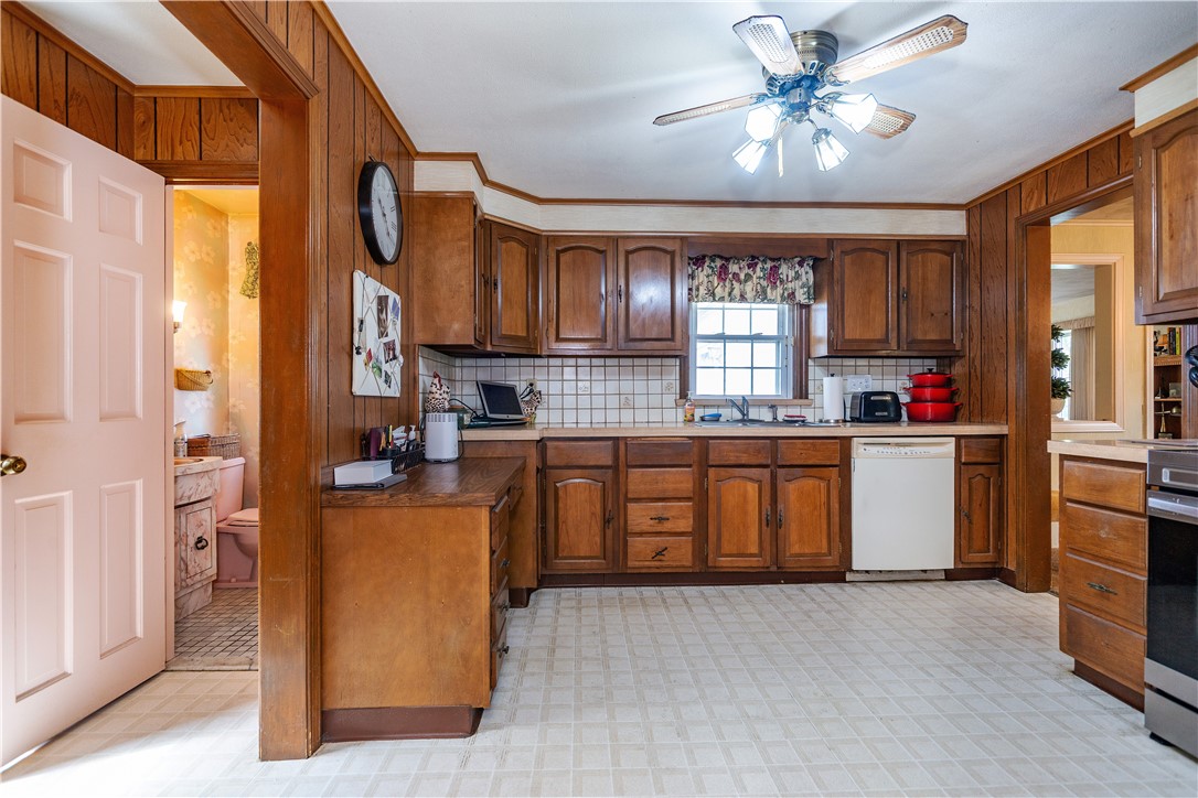 Cranston, Rhode Island 02910, United States, 3 Bedrooms Bedrooms, ,2 BathroomsBathrooms,Residential,Active,171954