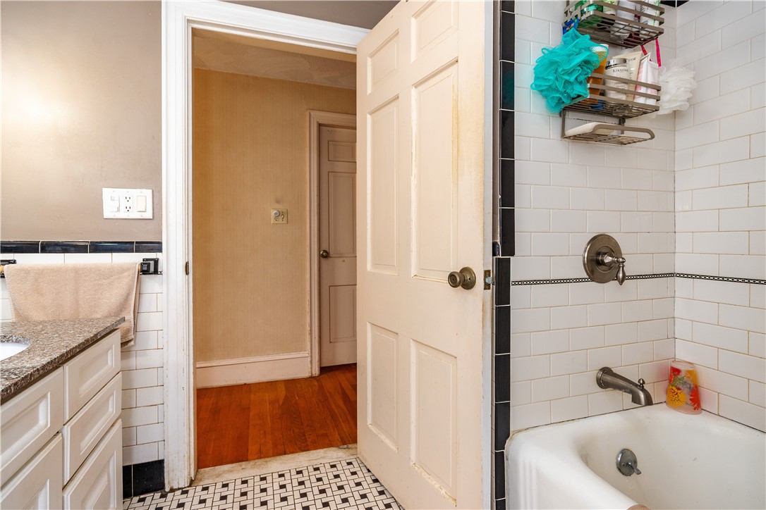 Cranston, Rhode Island 02910, United States, 3 Bedrooms Bedrooms, ,2 BathroomsBathrooms,Residential,Active,171954