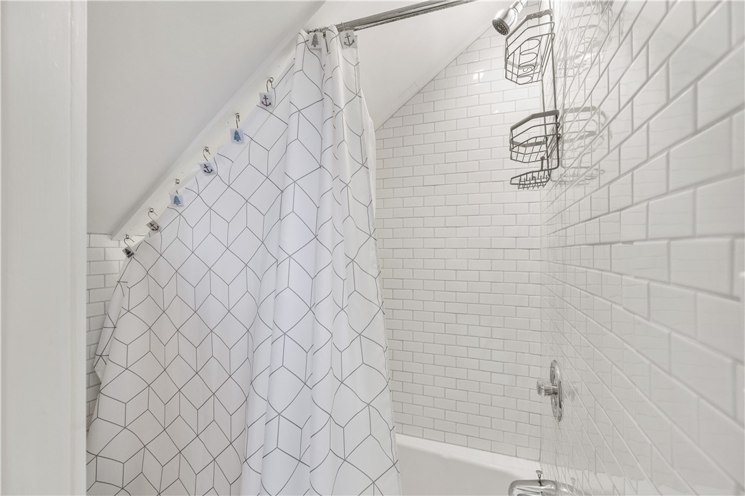 Newport, Rhode Island 02840, United States, 1 Bedroom Bedrooms, ,1 BathroomBathrooms,Residential,Active,104487