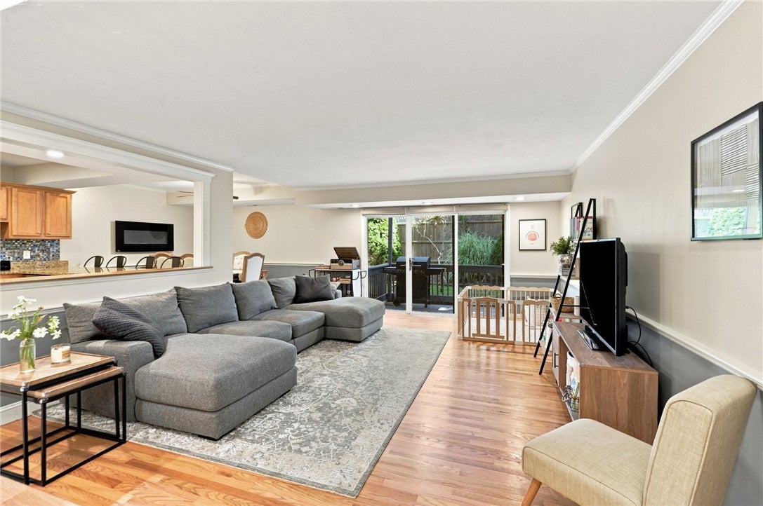 125 Van Zandt Avenue 201