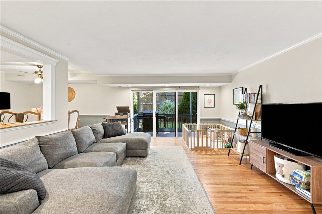 125 Van Zandt Avenue 201