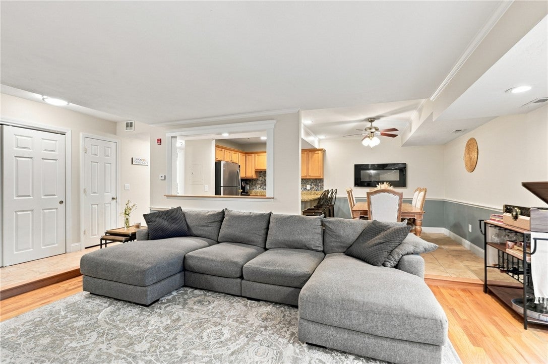 125 Van Zandt Avenue 201